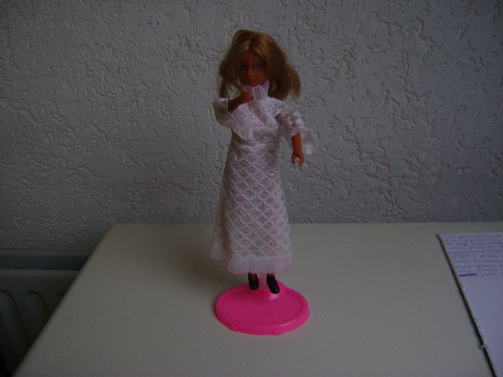 barbie met scharnierende benen hk wit jurkje jaren 70, Ophalen of Verzenden, Zo goed als nieuw, Barbie