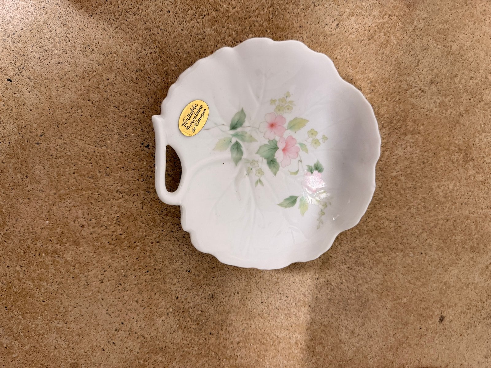 Limoges Porseleinen Bladvormig Schoteltje met Bloemmotief, Antiek en Kunst, Ophalen of Verzenden