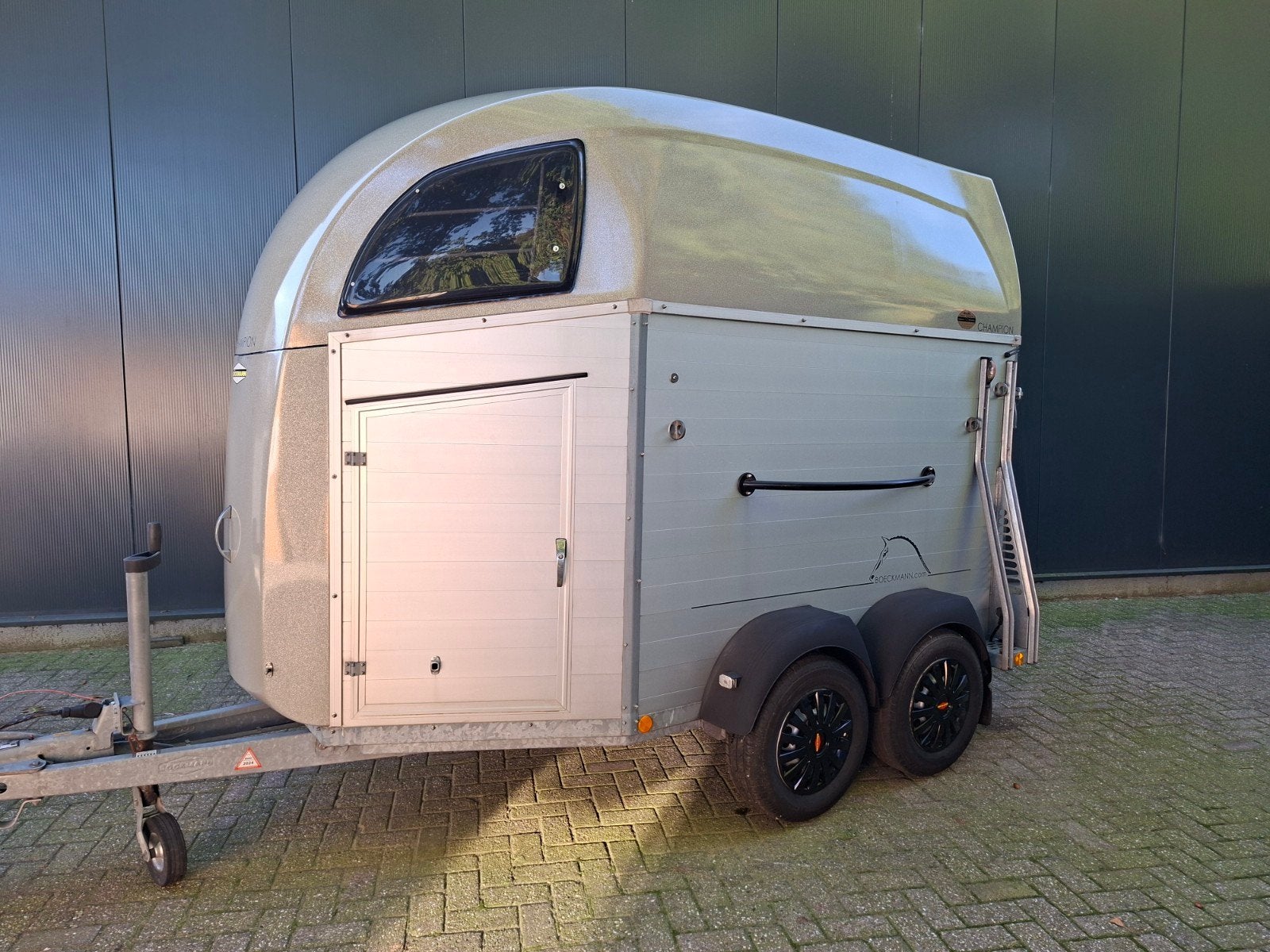Nieuwstaat. Bockmann aluminium 2 paards trailer met zadelkas, Ophalen, Aluminium, 2-paards trailer