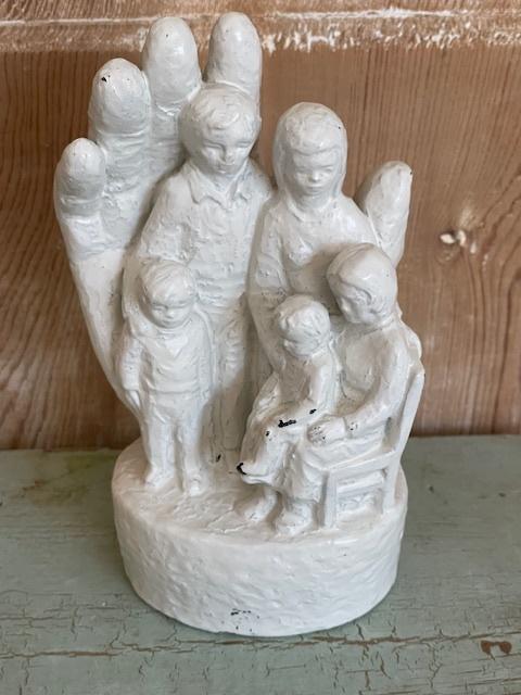 Wit vintage beeld. Ouders met 3 kinderen. Beschermende hand., Ophalen, Zo goed als nieuw, Mens