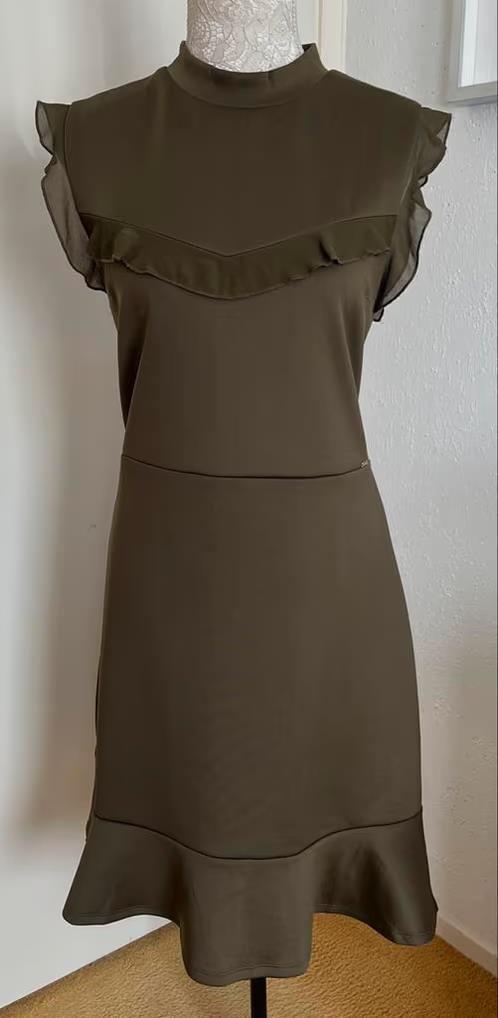 K Design mosgroene jurk maat 42[v], Kleding | Dames, Jurken, Maat 42/44 (L), Ophalen of Verzenden, Zo goed als nieuw, Knielengte