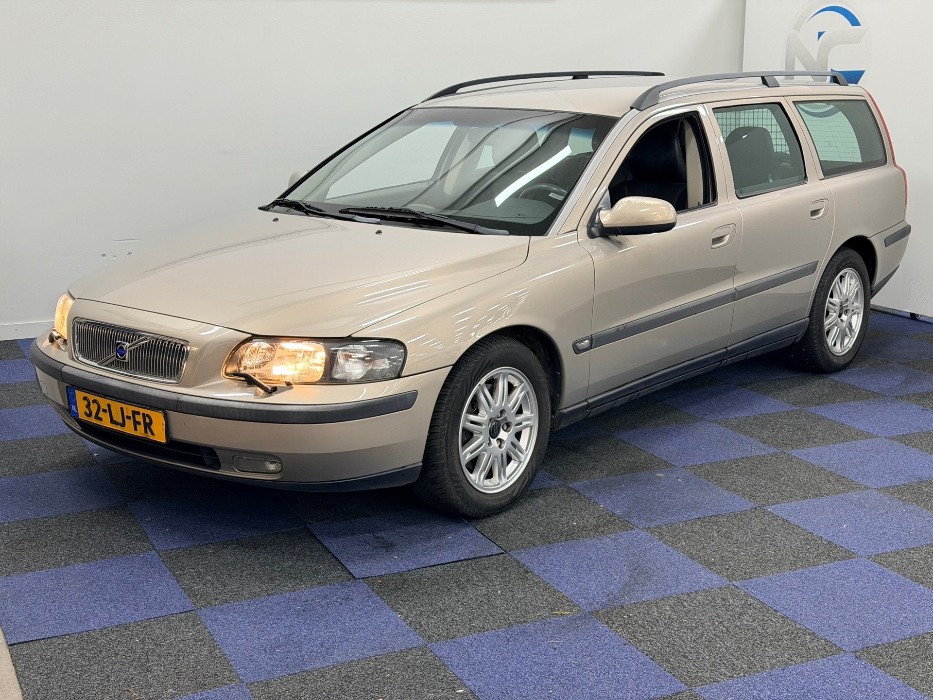 Volvo V70 2.4 T Geartr / AUTOMAAT / NAP / RIJDT SCHAKELT GOE, Leder en Stof, Beige, 2435 cc, 93 €/maand