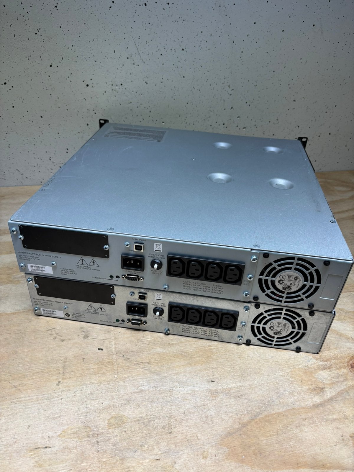 2x APC smart ups SUA1500RM 12 rack backup, Computers en Software, Noodvoedingen (UPS), Gebruikt, Ophalen