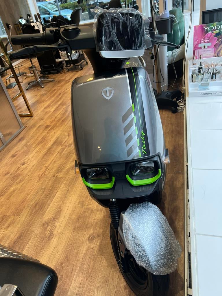 Elektrische scooter 1450 euro nieuw, Fietsen en Brommers, Brommeronderdelen | Scooters, Ophalen, Zo goed als nieuw, Overige typen