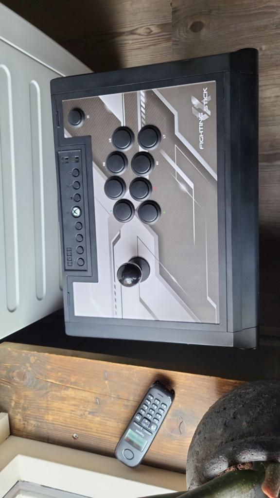 Hori Fighting Stick Alpha, Ophalen, Controller
