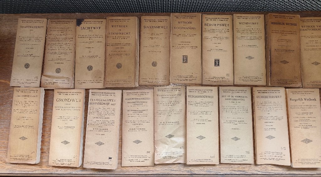 19 antieke wetboeken 1923 1959, Ophalen, Gelezen