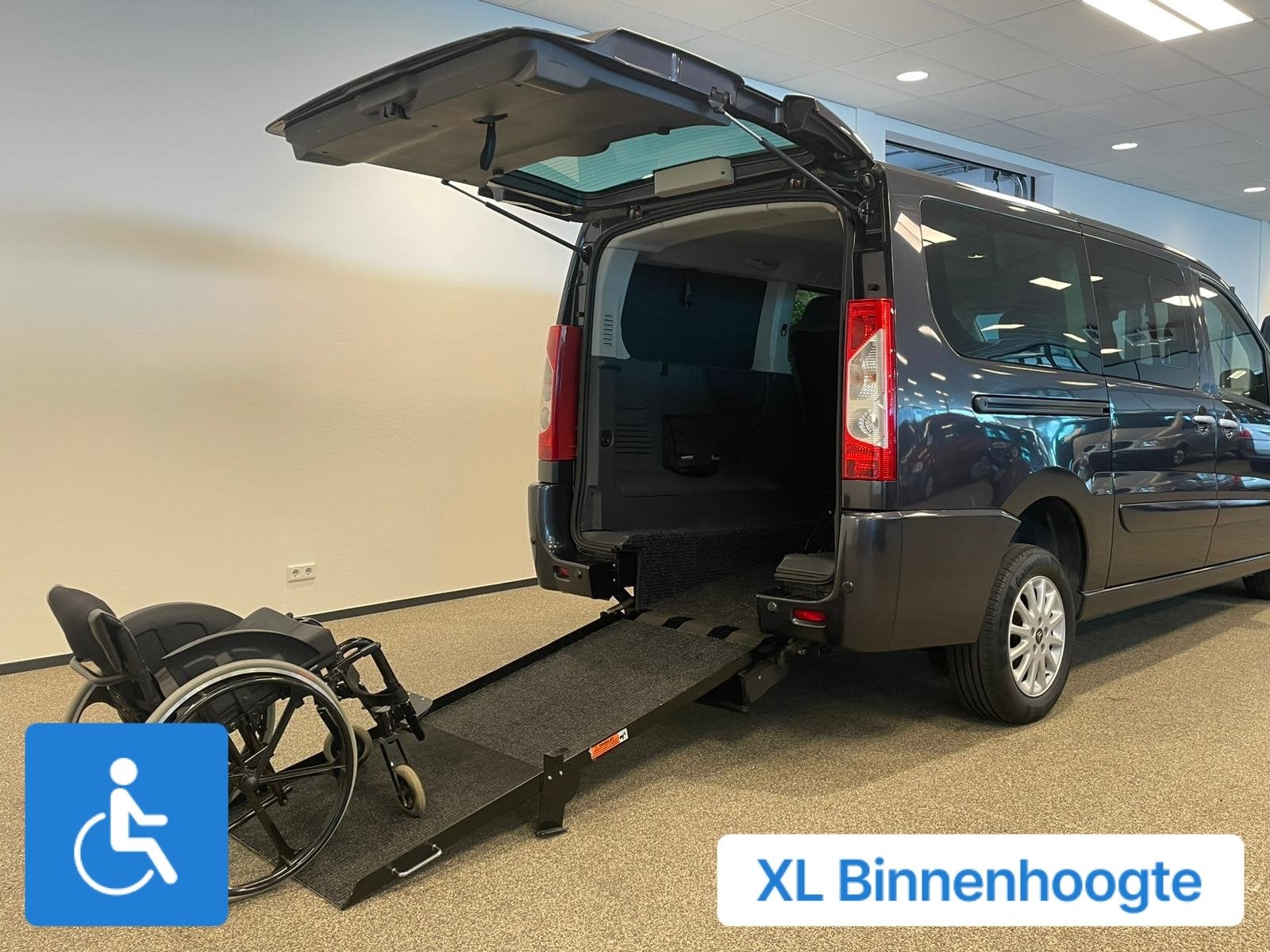 Citroen Jumpy L2H1 Rolstoelbus 4+1 XXL-Ombouw 150cm, Auto's, Gebruikt, 4 cilinders, 4 stoelen, Zwart