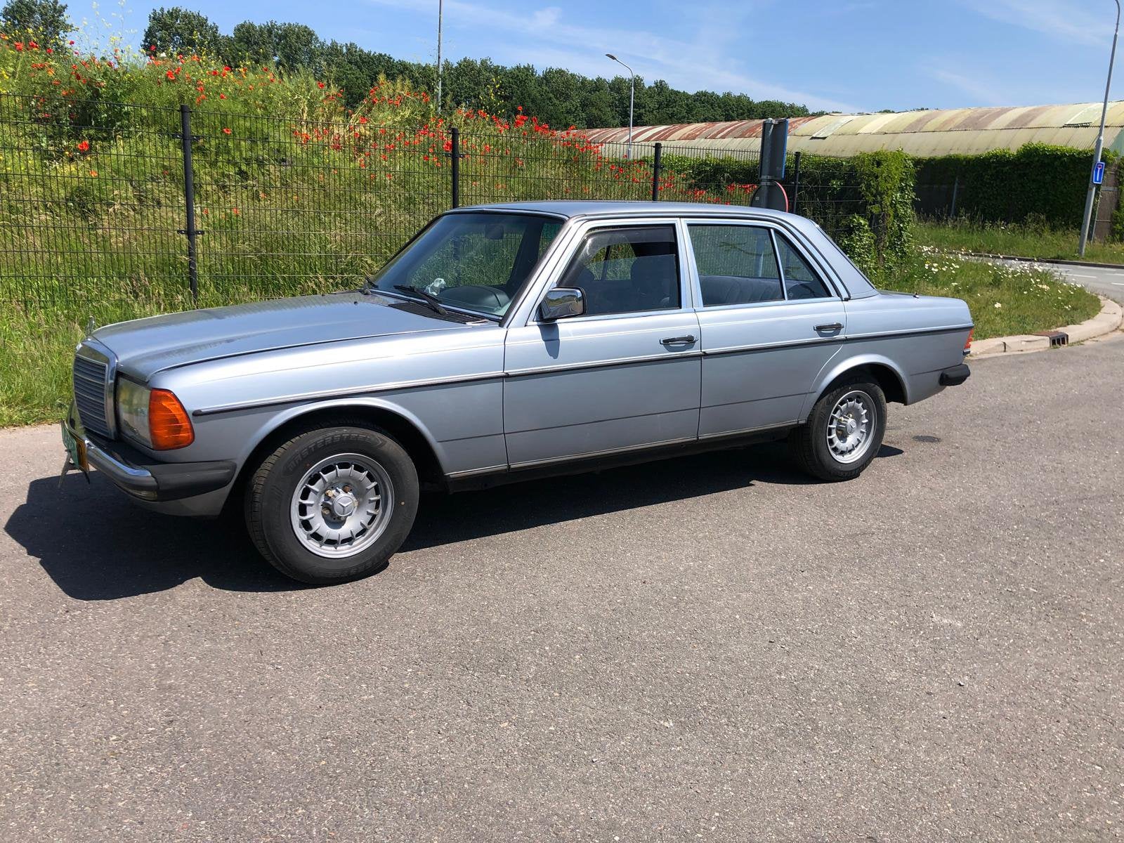 Mercedes-Benz 200-Serie 2.3 230 E 1983 Blauw, Blauw, 2299 cc, Particulier, Sedan