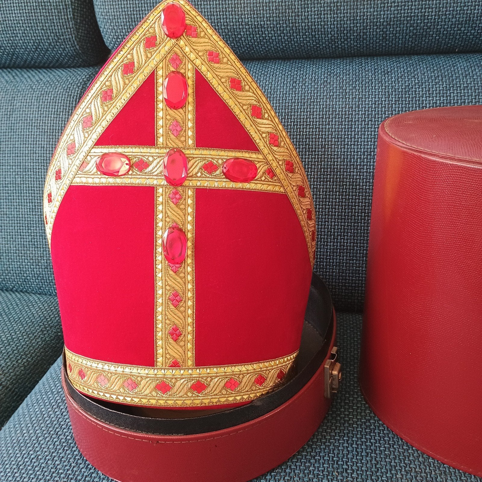 Prachtige rode mijter met goudkleurige details en koffer, Ophalen of Verzenden