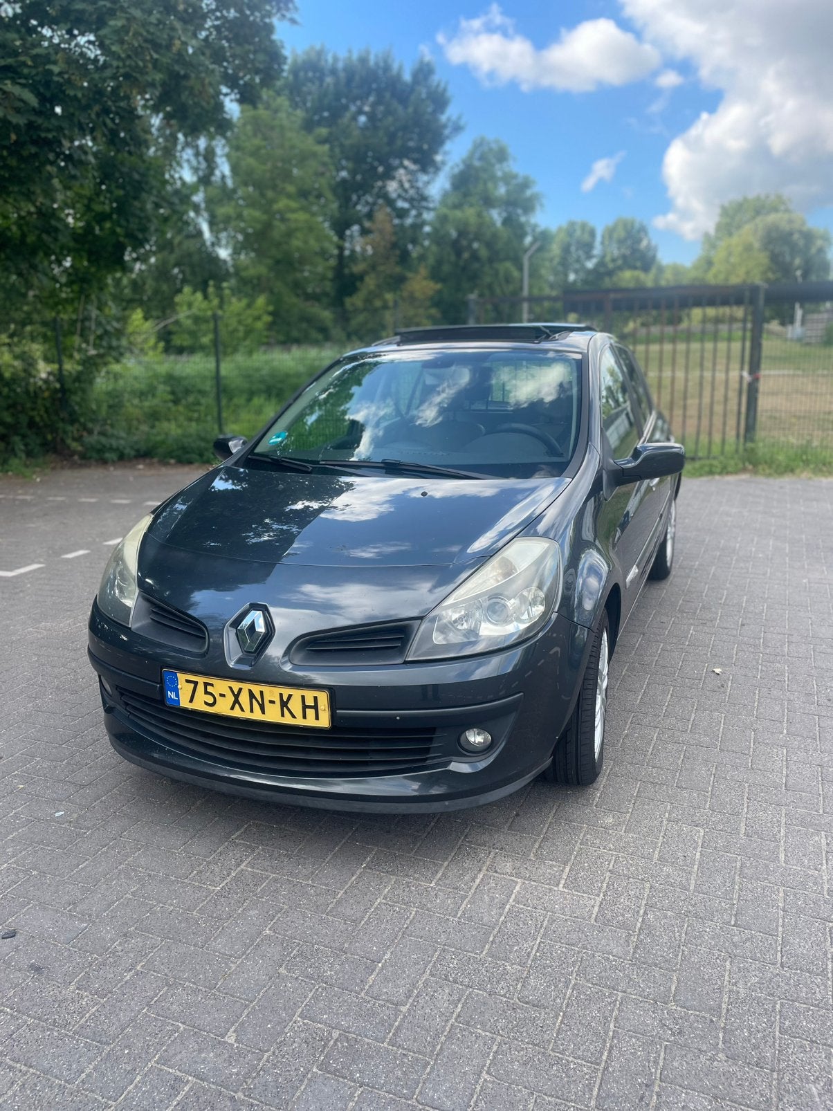 Renault Clio 1.6 16V 82KW 5-DRS 2007 Grijs, Auto's, Lederen bekleding, Beige, 4 cilinders, Handgeschakeld