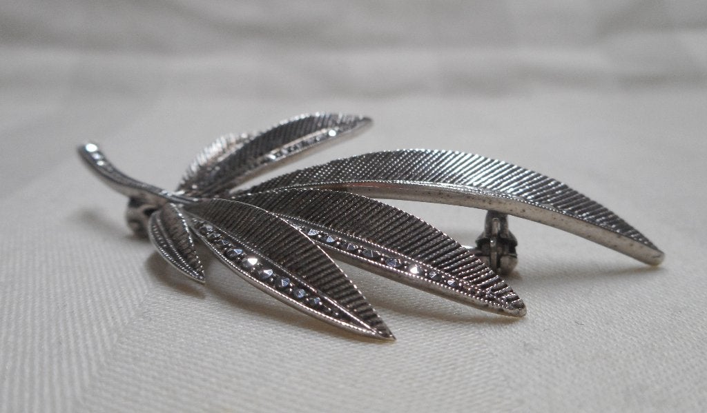 Zilveren royale vintage broche blad met markasiet nr.1678, 4 tot 7 cm, Verzenden, Zo goed als nieuw, Zilver