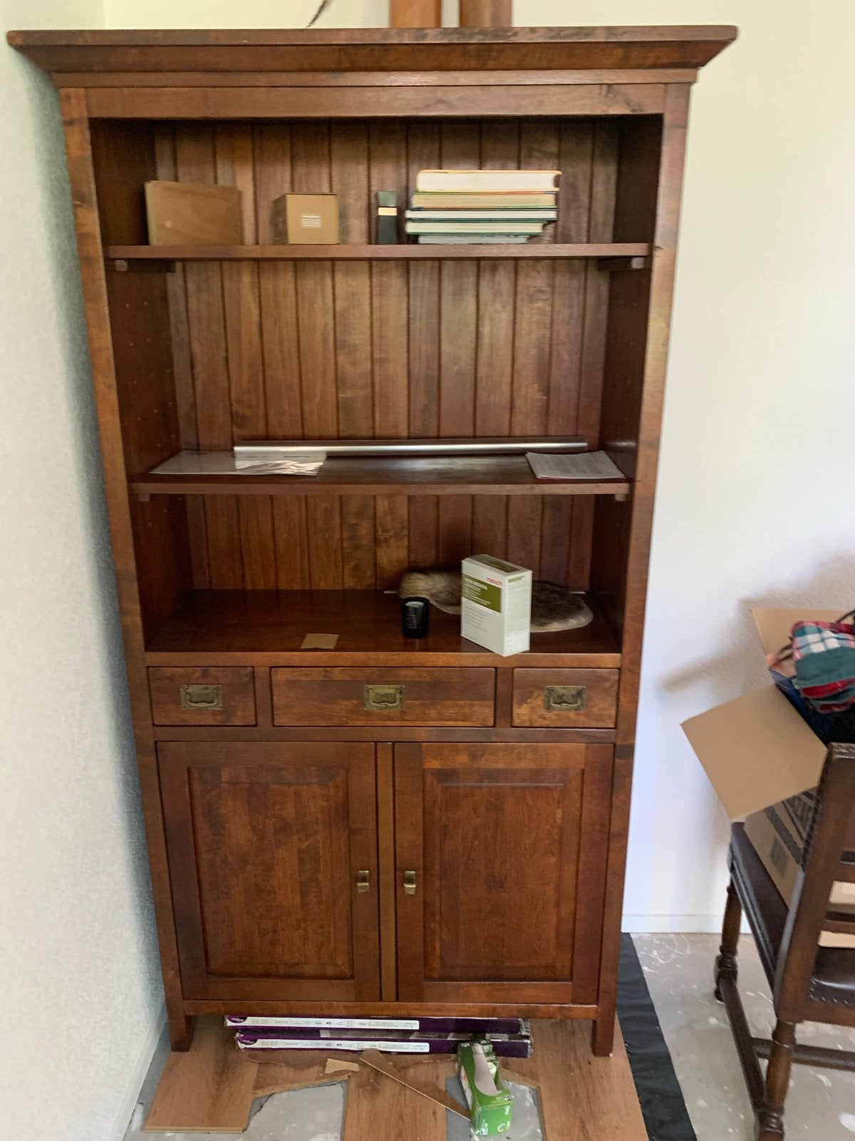 Massief houten boekenkast met lades en deuren Spijkenisse, Ophalen, Gebruikt, 50 tot 100 cm, Met lade(s)