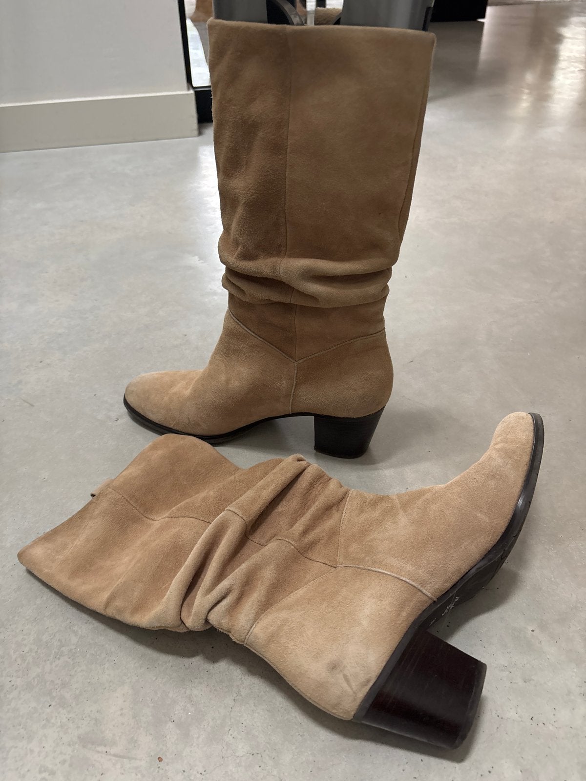 Beige suède laarsjes maat 39, Ophalen of Verzenden, Gedragen, Beige, Lage of Enkellaarzen