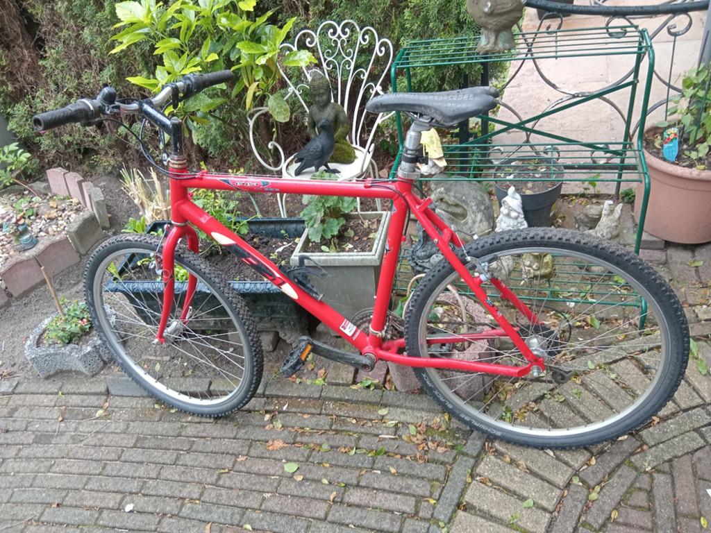 Rode mountainbike - Gebruikt, Fietsen en Brommers, Fietsen | Heren | Sportfietsen en Toerfietsen, Minder dan 10 versnellingen