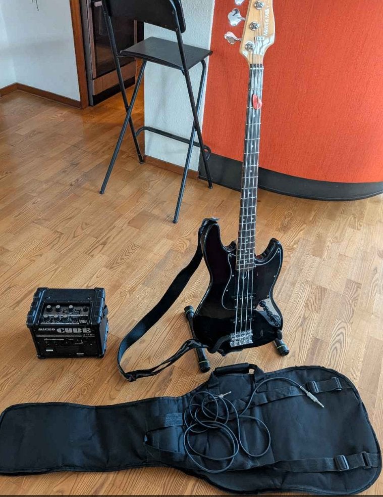 Bass sire v3+ 4/BK plus accessories and Roland Microcube, Muziek en Instrumenten, Ophalen, Gebruikt