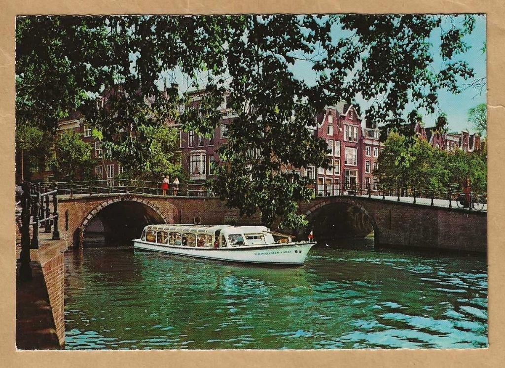 Ansichtkaart. Amsterdam. Gracht met rondvaartboot., Ophalen of Verzenden, 1980 tot heden, Ongelopen, Noord-Holland