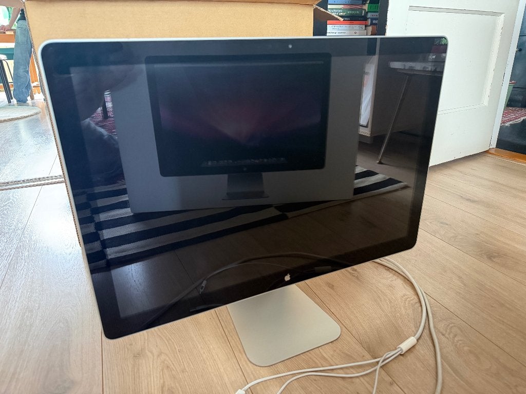 Apple LED Cinema Display 24 inch (2008) in doos, werkt niet, Computers en Software, Ingebouwde speakers, Full HD, Niet werkend