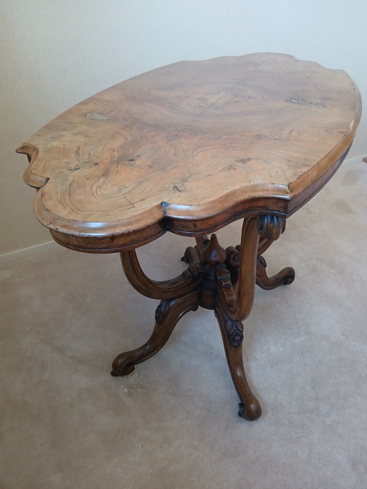 Antieke salontafel met prachtig wortelnoten blad, Antiek en Kunst, Ophalen