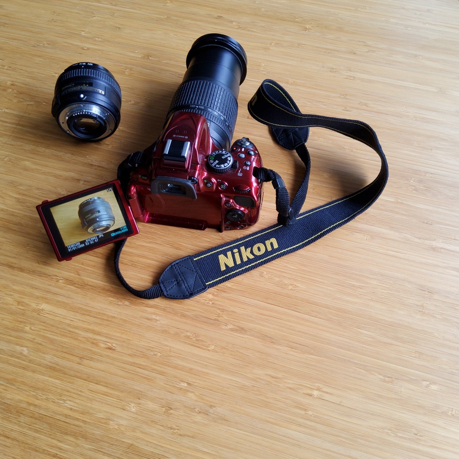 Rode Nikon D5200 spiegelreflexcamera met 2 lenzen en 2 stat., Audio, Tv en Foto, Fotocamera's Digitaal, Ophalen, Gebruikt
