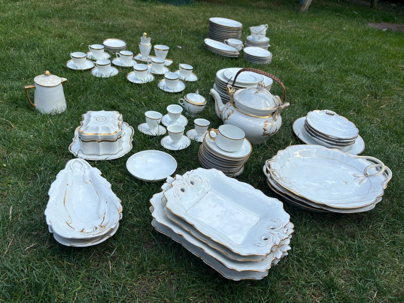 Antiek servies wit met gouden rand, Ophalen