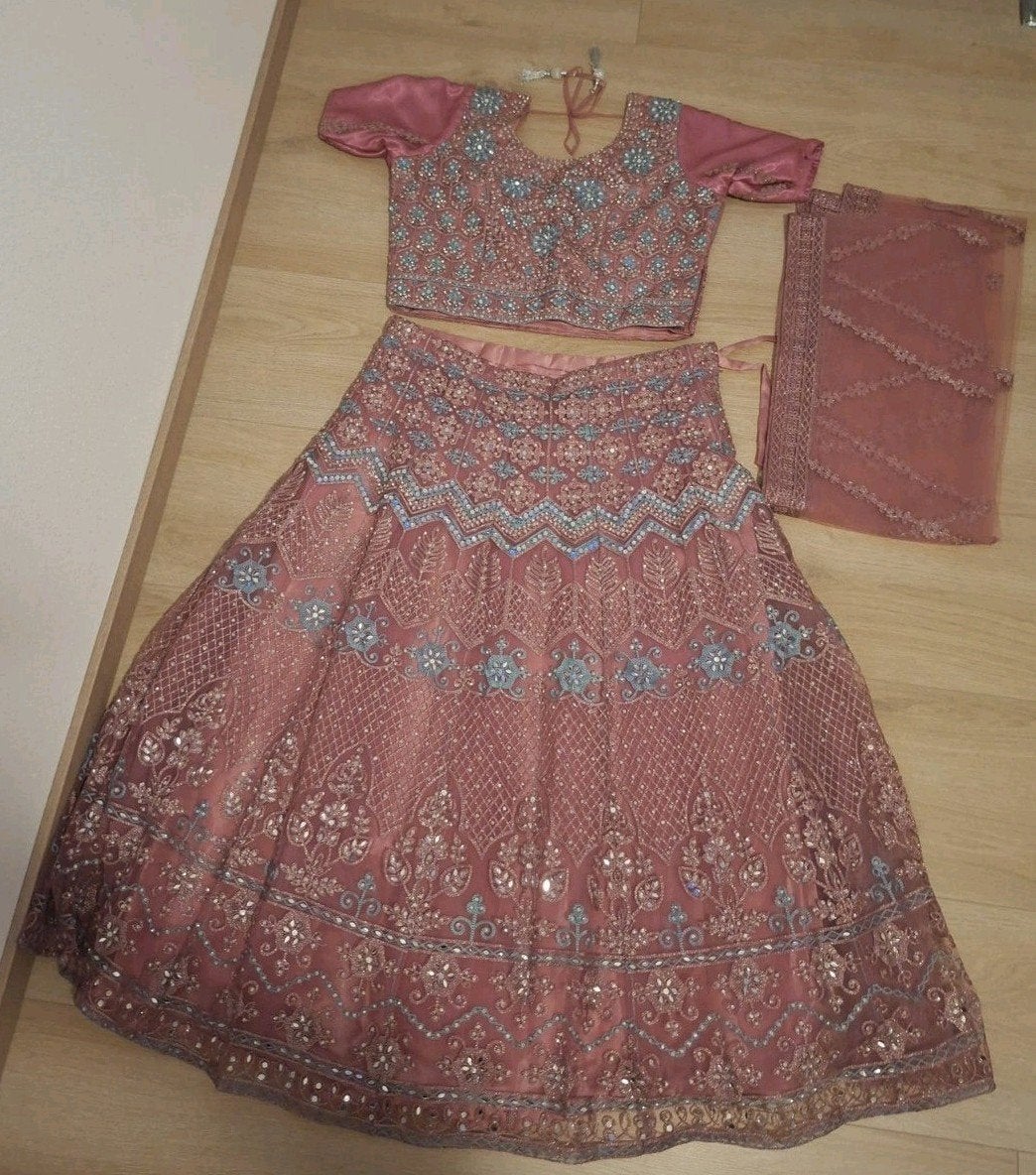 Prachtige Indiase Lehenga Choli - Roze met borduursels, Maat 42/44 (L), Nieuw, Ophalen of Verzenden, Onbekend