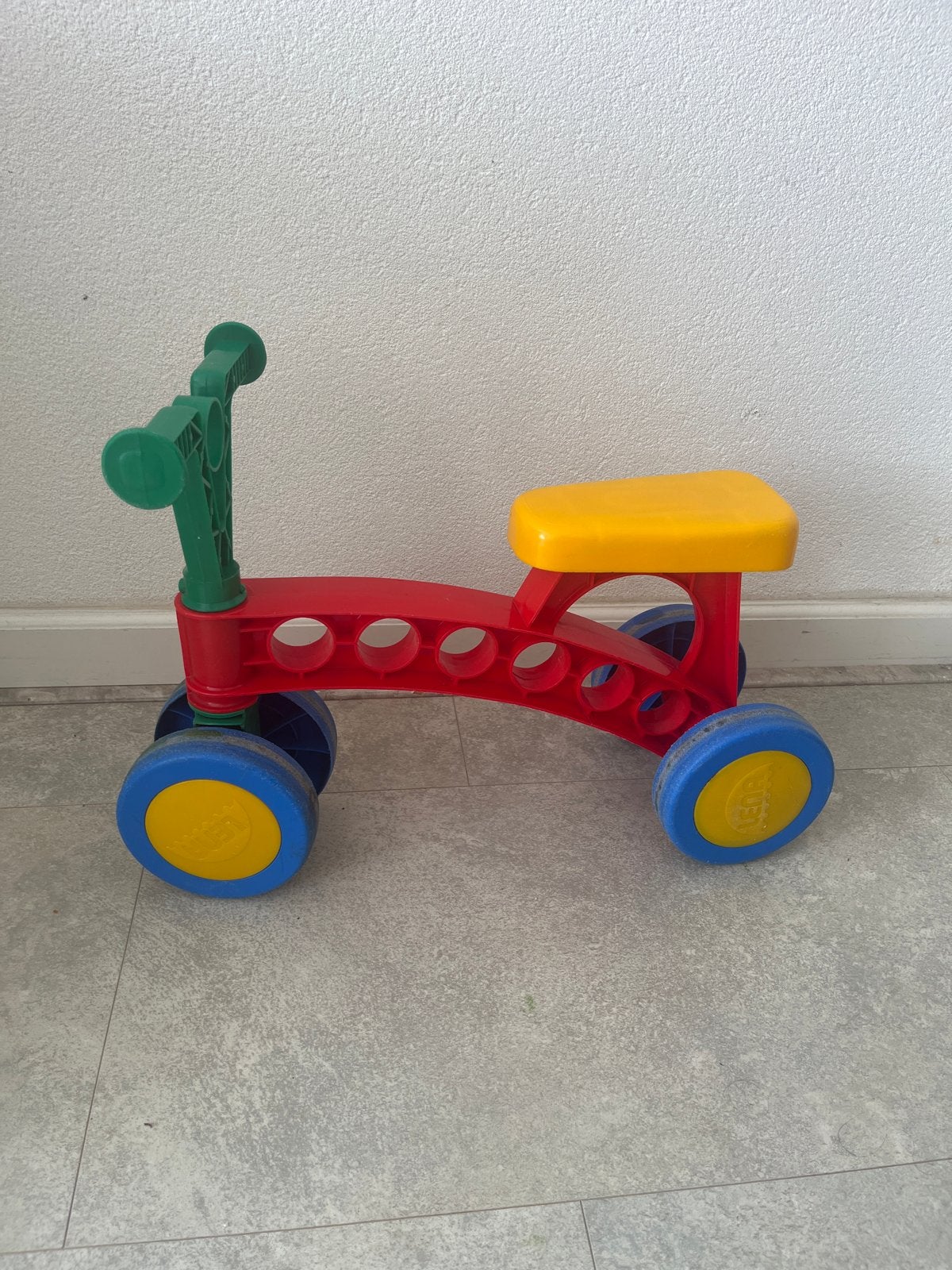 Kleurrijke loopfiets voor peuters, Kinderen en Baby's, Ophalen of Verzenden, Gebruikt, Loopfiets