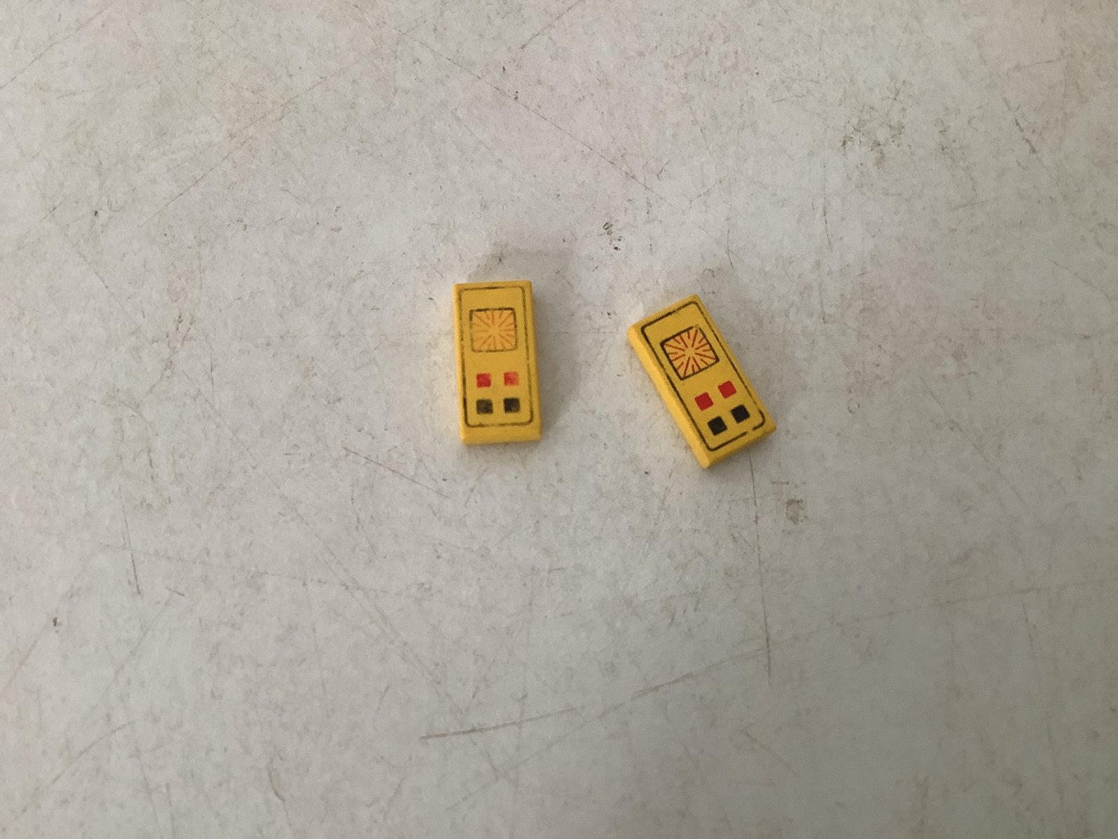 Lego tegel 1x2 geel met computer scherm paneel patroon, Ophalen of Verzenden, Gebruikt, Losse stenen, Lego