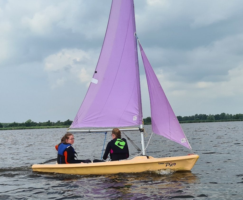 Laser Pico Jeugdzeilboot - Gele Romp, Paarse Zeilen, Watersport en Boten, Gebruikt, Minder dan 15 m², Overige typen, Ophalen
