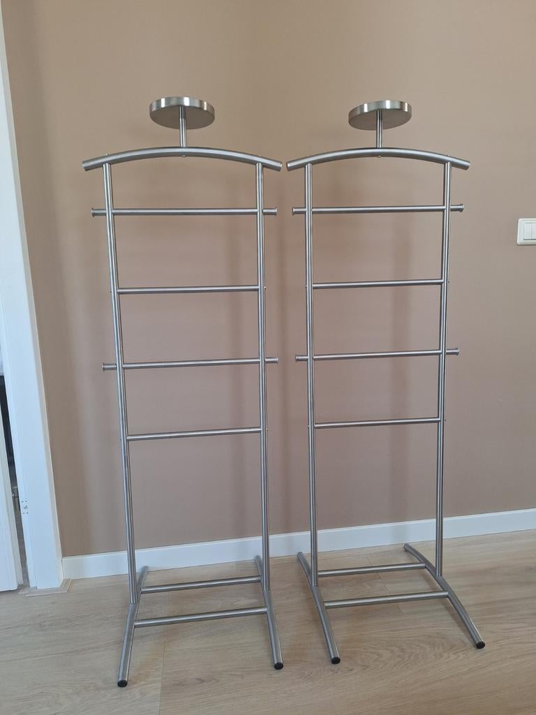 2 RVS Dressboys met plateau, Ophalen, Zo goed als nieuw