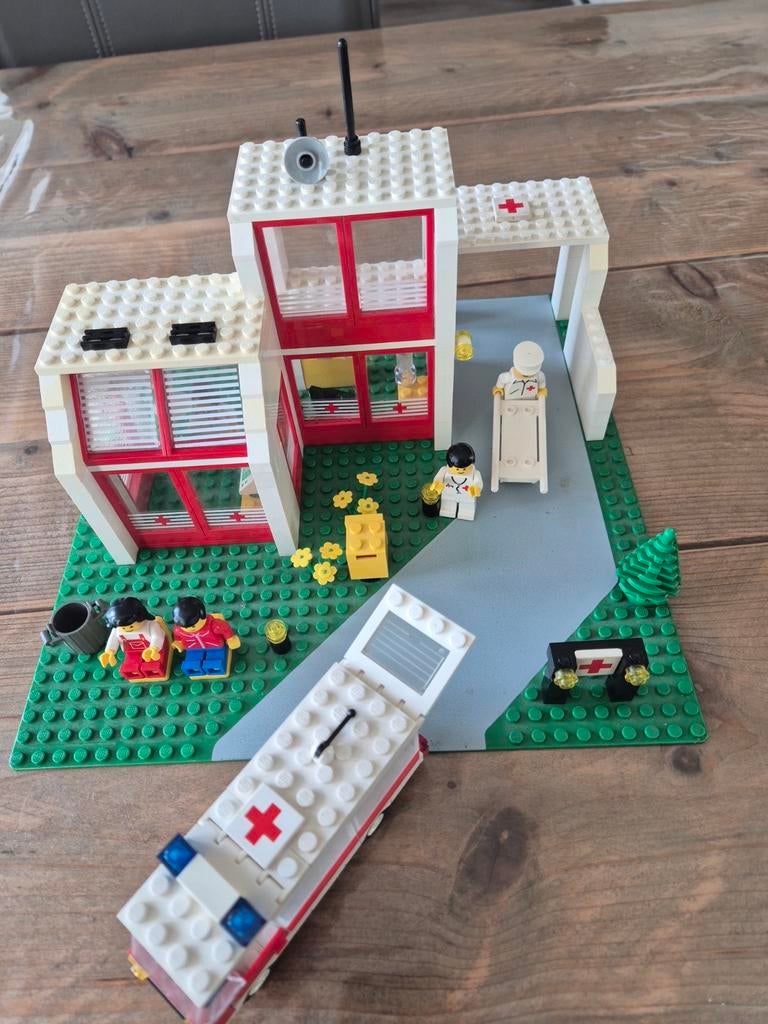 Vintage LEGO Ziekenhuis met Ambulance en Figuren, Inclusief minifiguren, Lego, Ophalen of Verzenden, Complete set