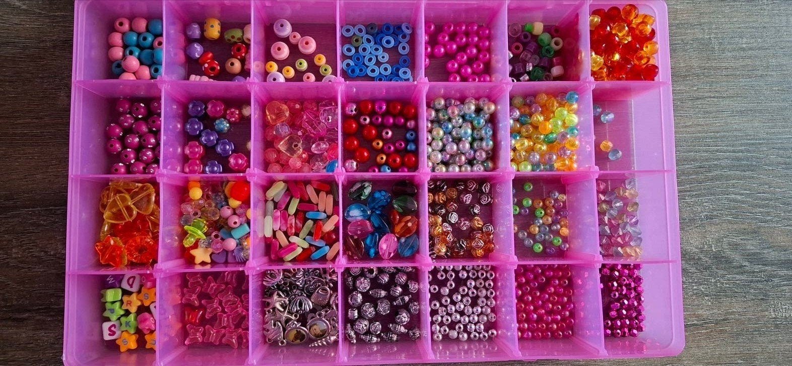 Roze vakkendoos met diverse kinderkralen., Ophalen of Verzenden, Zo goed als nieuw, Knutselen