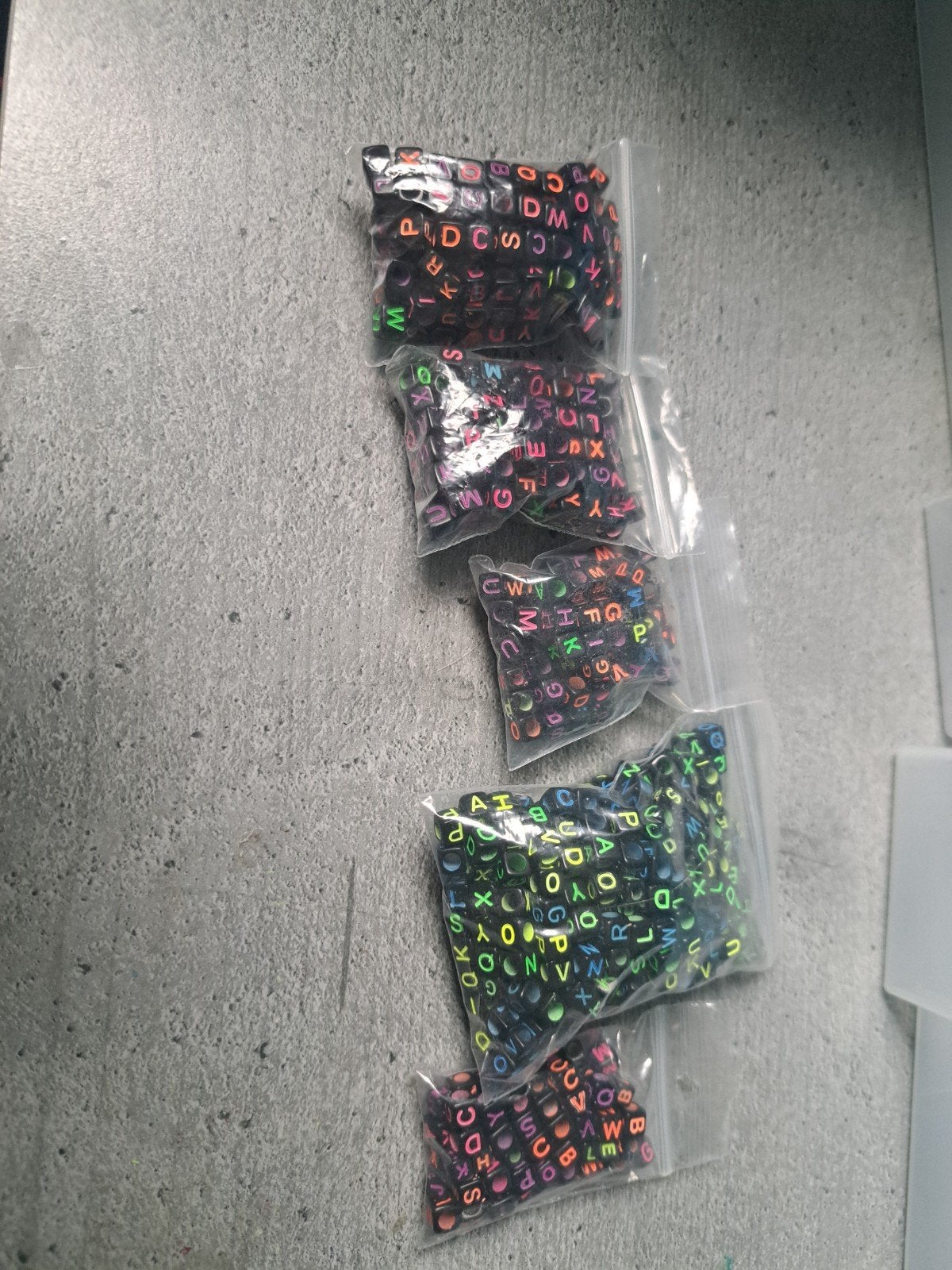 Kleurrijke Letterkralen voor Sieraden Maken - Diverse Zakjes, Ophalen of Verzenden, Nieuw, Kraal