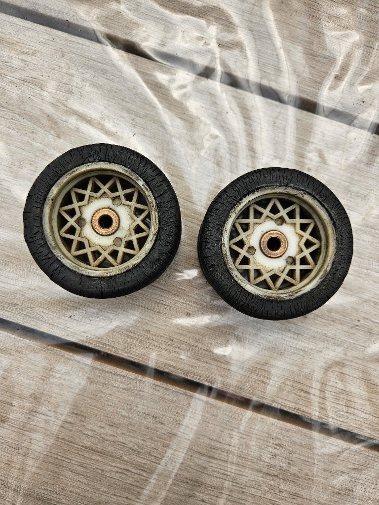 Serpent vol rubber op witte vintage velg, Ophalen of Verzenden, Gebruikt, Schaal 1:8, Onderdeel
