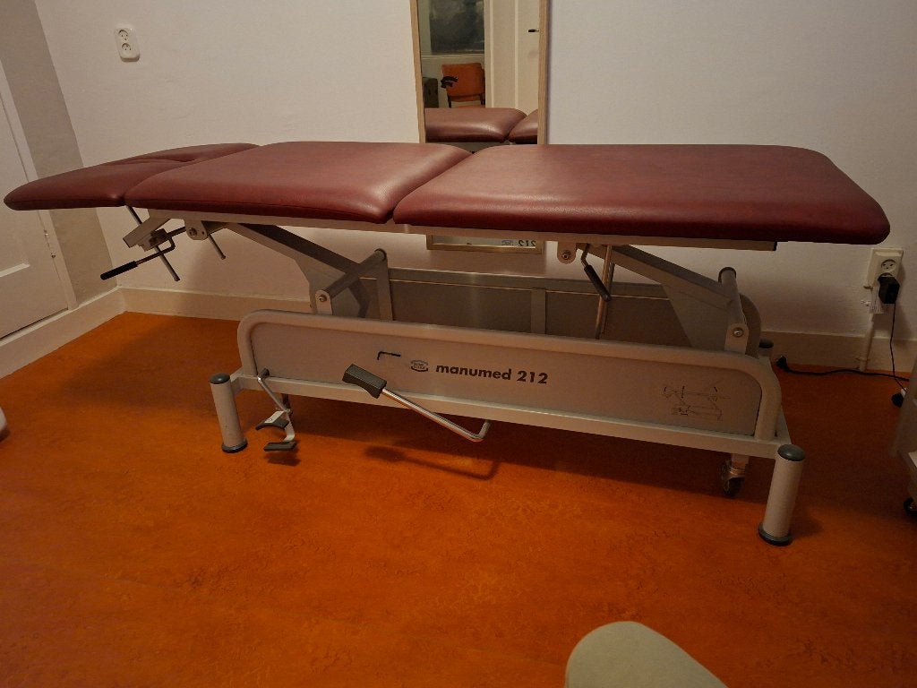 Professionele behandelbank Manumed 212, Sport en Fitness, Ophalen, Zo goed als nieuw, Massagetafel