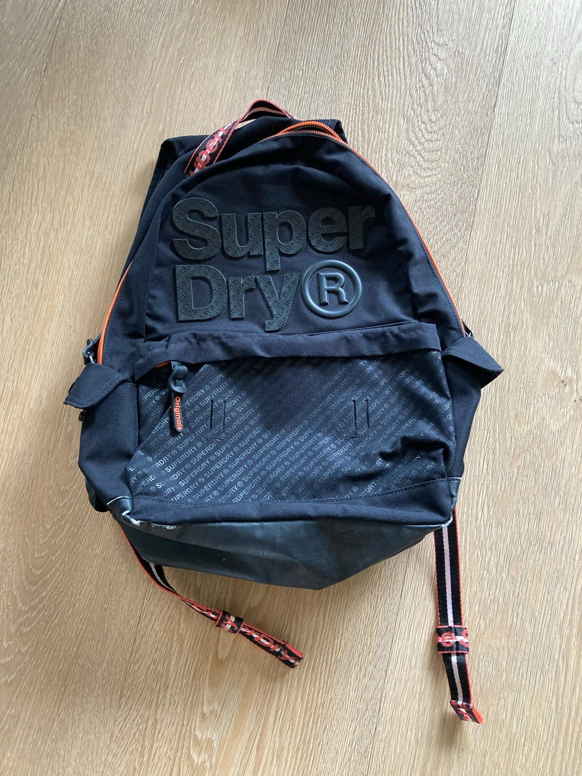 Superdry rugzak - Zwart met oranje accenten, Ophalen of Verzenden, Gebruikt, 25 tot 40 cm, Overige merken