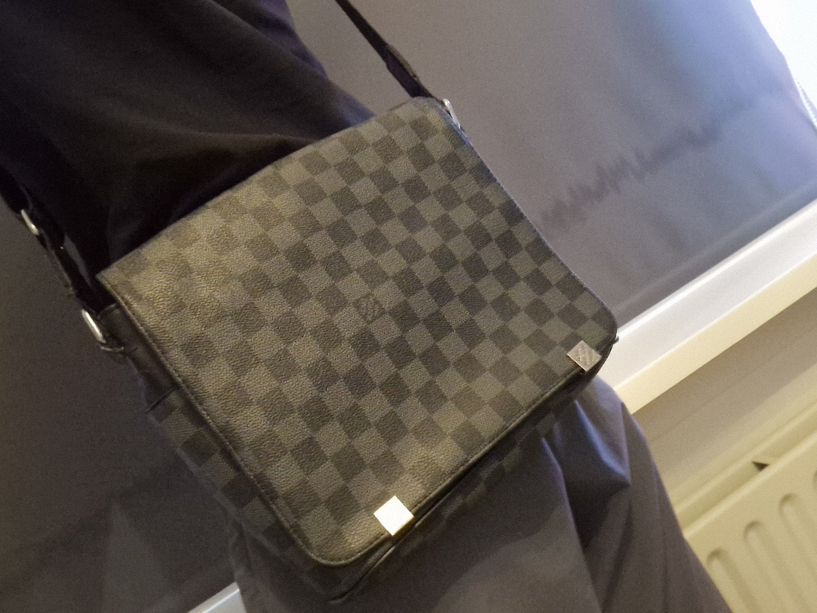 LV District PM Messenger Bag Damier Graphite, Zwart, Zo goed als nieuw, Leer, Ophalen