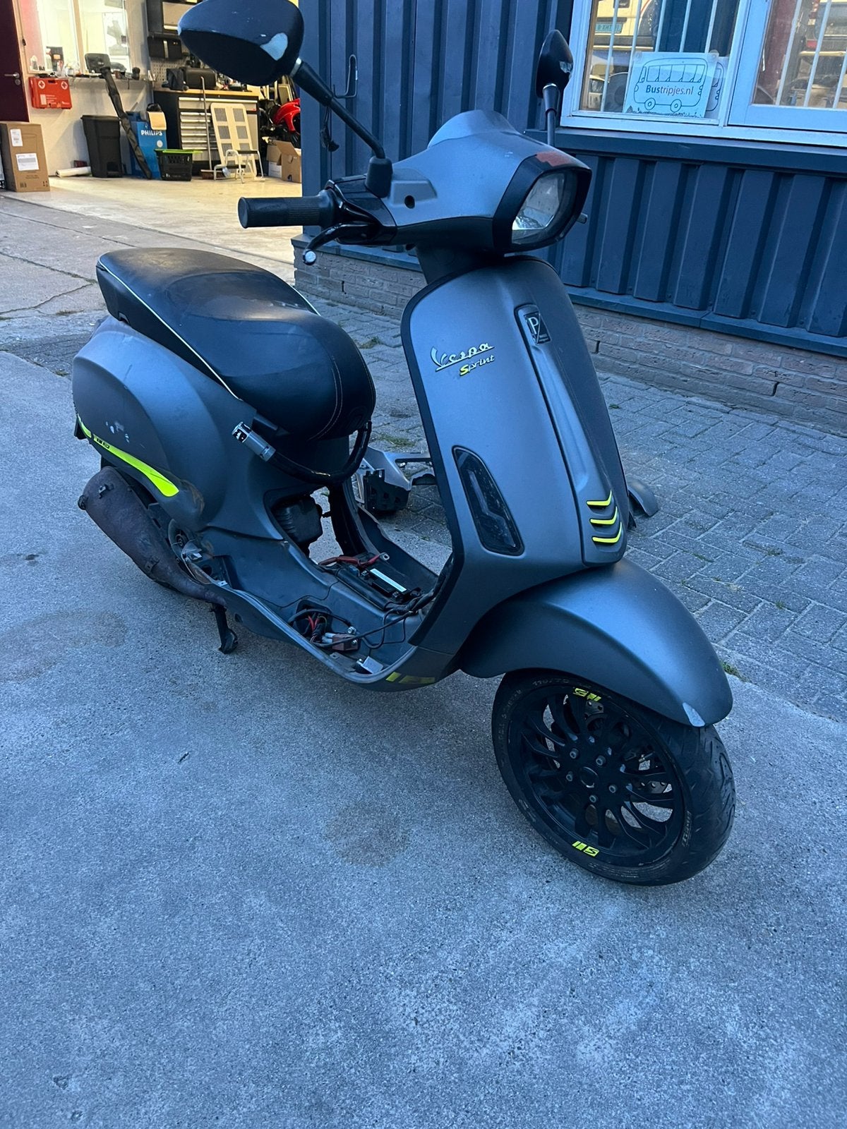 Vespa sprint 80cc brom schaden, Ophalen, Zo goed als nieuw, Benzine