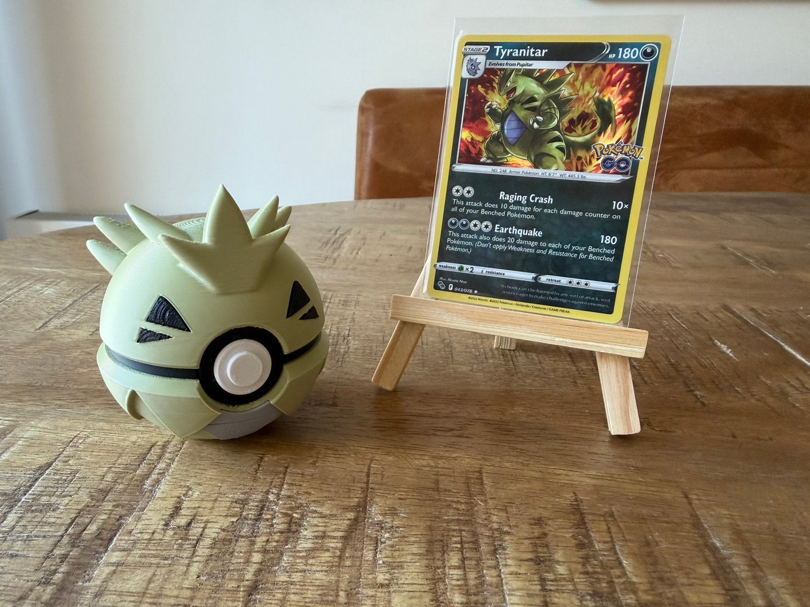Tyranitar pokemon kaart + standaard + pokeball, Ophalen of Verzenden, Nieuw, Losse kaart, Foil