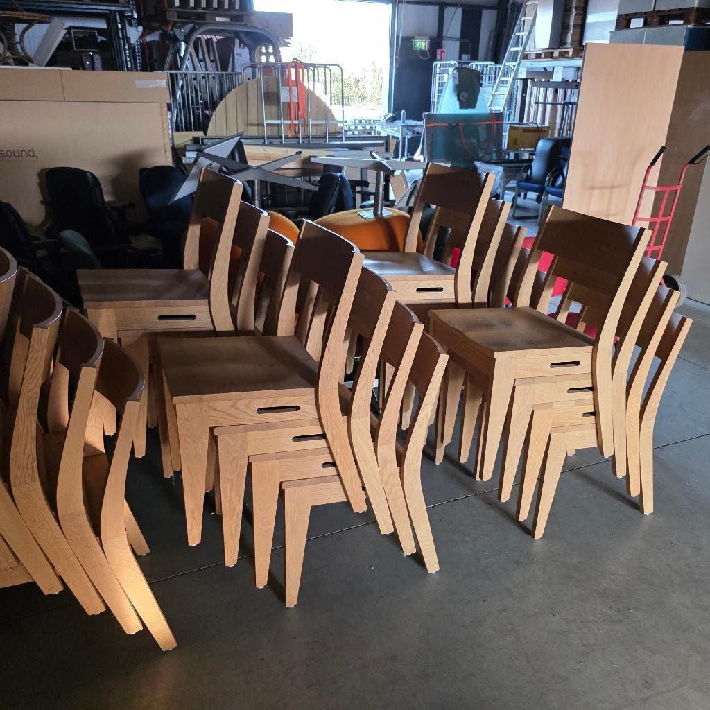 prachtige partij  74 stuks massief houten stapelstoelen, Ophalen, Zo goed als nieuw, Overige kleuren, Vijf, Zes of meer stoelen