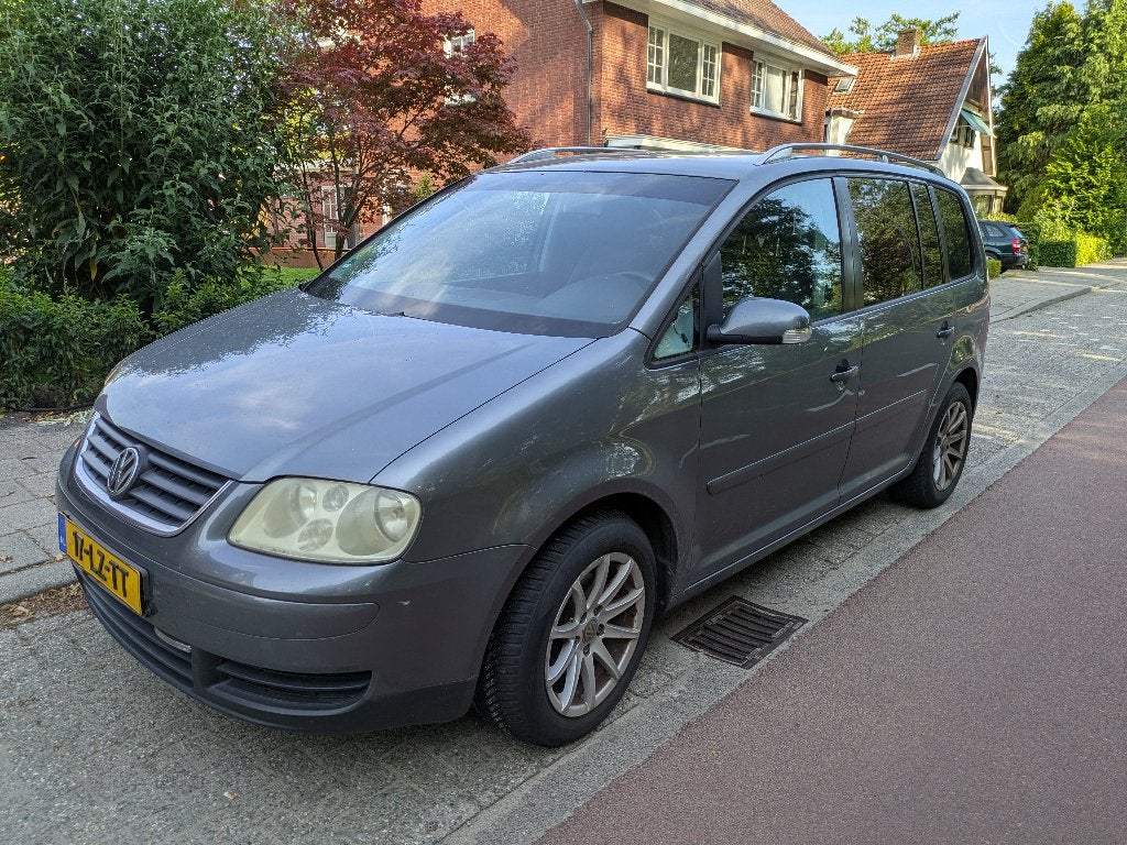 Volkswagen Touran 1.6 FSI 2003 – rijdt goed, lichte schade, Auto's, Volkswagen, Origineel Nederlands, 75 €/maand, 115 pk, Particulier