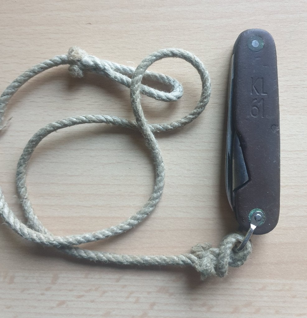 KL 61 zakmes(bruin houten handvat)+origineel geweven touwtje, Verzamelen, Verzenden, Overige soorten, Overige gebieden, Mes of Dolk