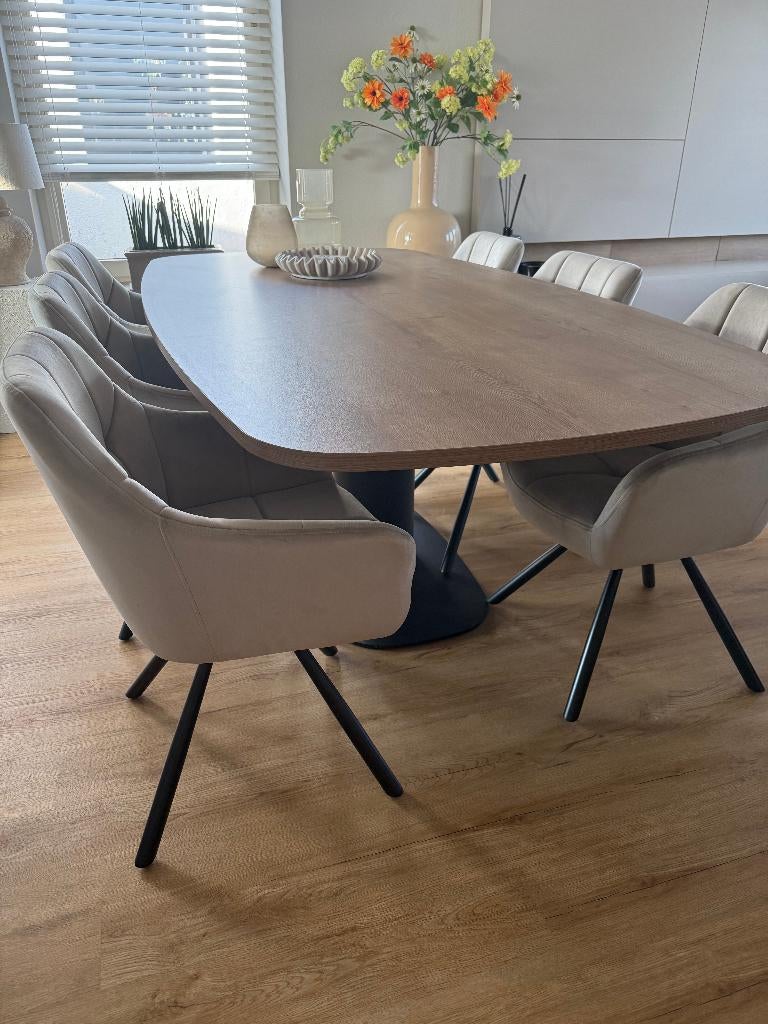 Foto 15 van Nieuwe Deens ovale eettafels met draaibare eetkamerstoelen