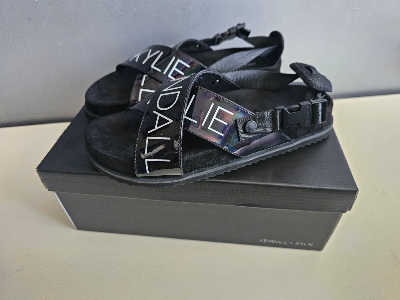 OPRUIMING; KENDALL & KYLIE SANDALEN NU€ 15,-, Ophalen, Zo goed als nieuw, Zwart, Sandalen of Muiltjes