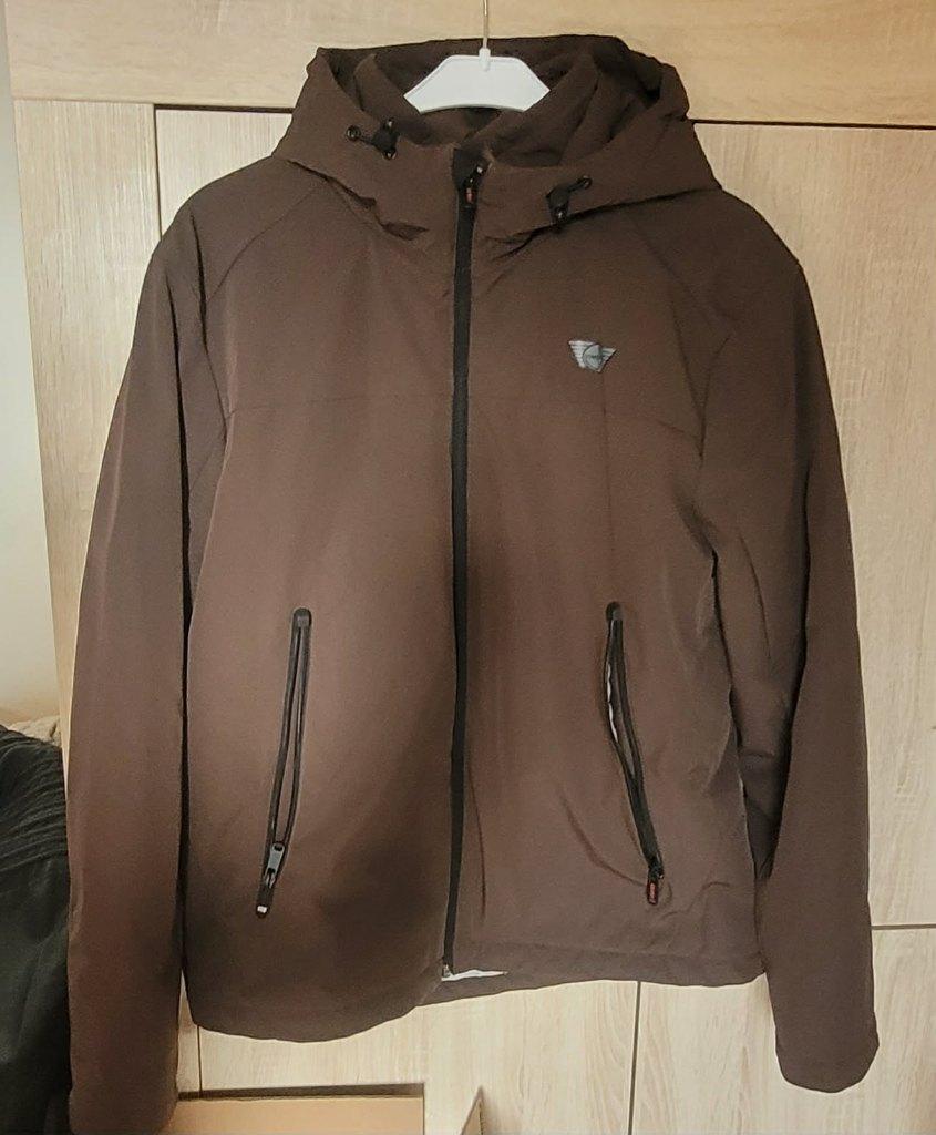 Donkerbruine softshell jas met capuchon en ritszakken, Maat 52/54 (L), Donkervoort, Bruin, Ophalen of Verzenden