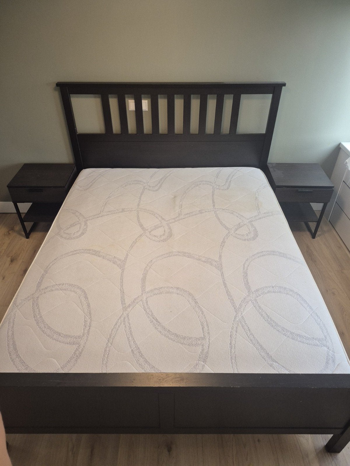 Ikea Hemnes 160x200 met nachtkastjes een matras, Huis en Inrichting, Slaapkamer | Bedden, Ophalen, Gebruikt, Bruin, Tweepersoons