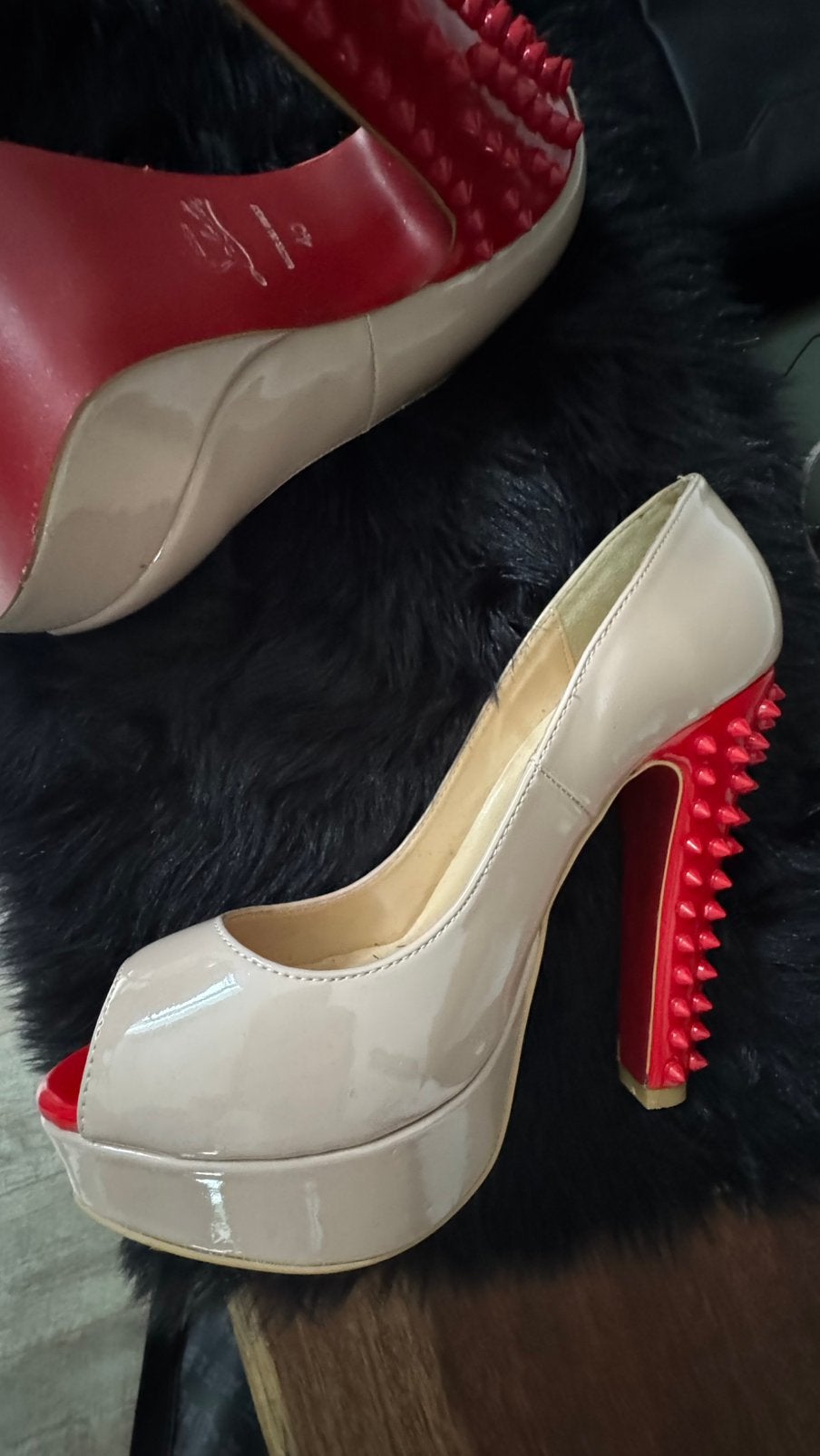 Louboitin hakken nieuw maat 40, Beige, Nieuw, Ophalen of Verzenden, Schoenen met hoge hakken