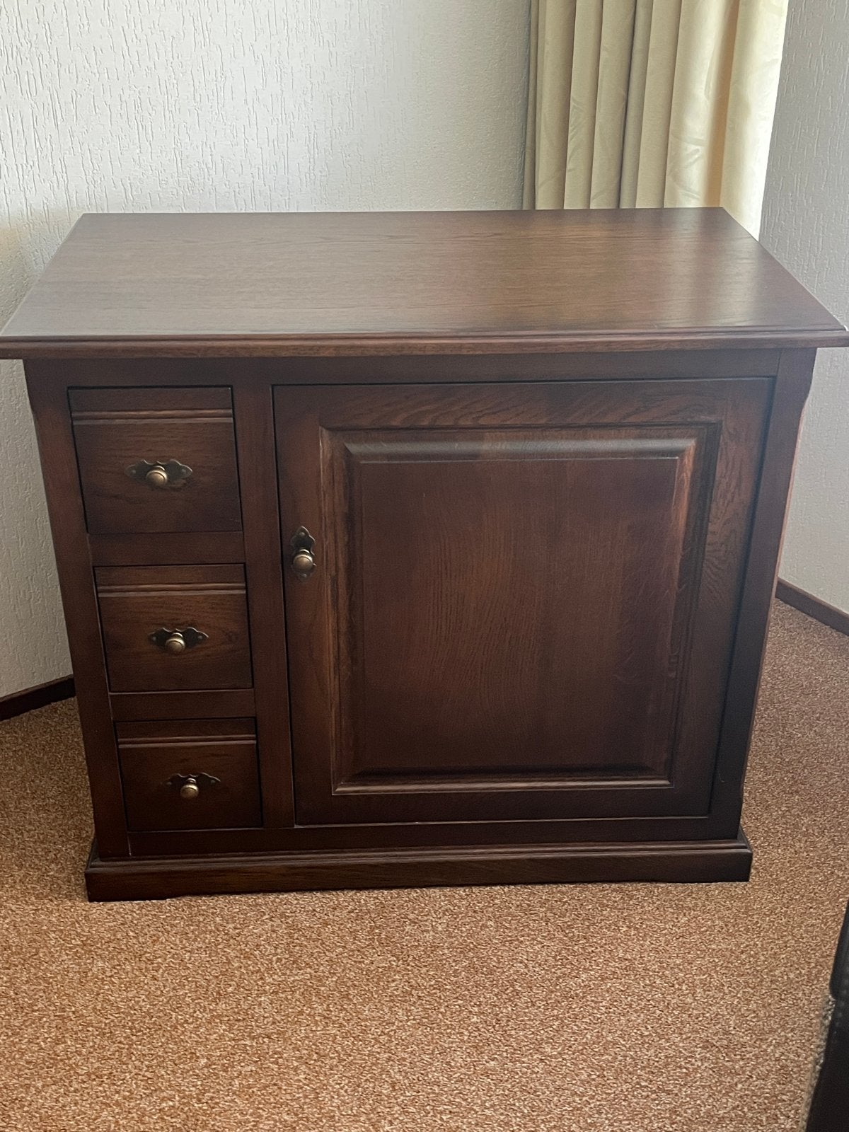 Donkere houten kast met laden en inschuifbare deur, Ophalen, Gebruikt, 50 tot 100 cm, Met lade(s)