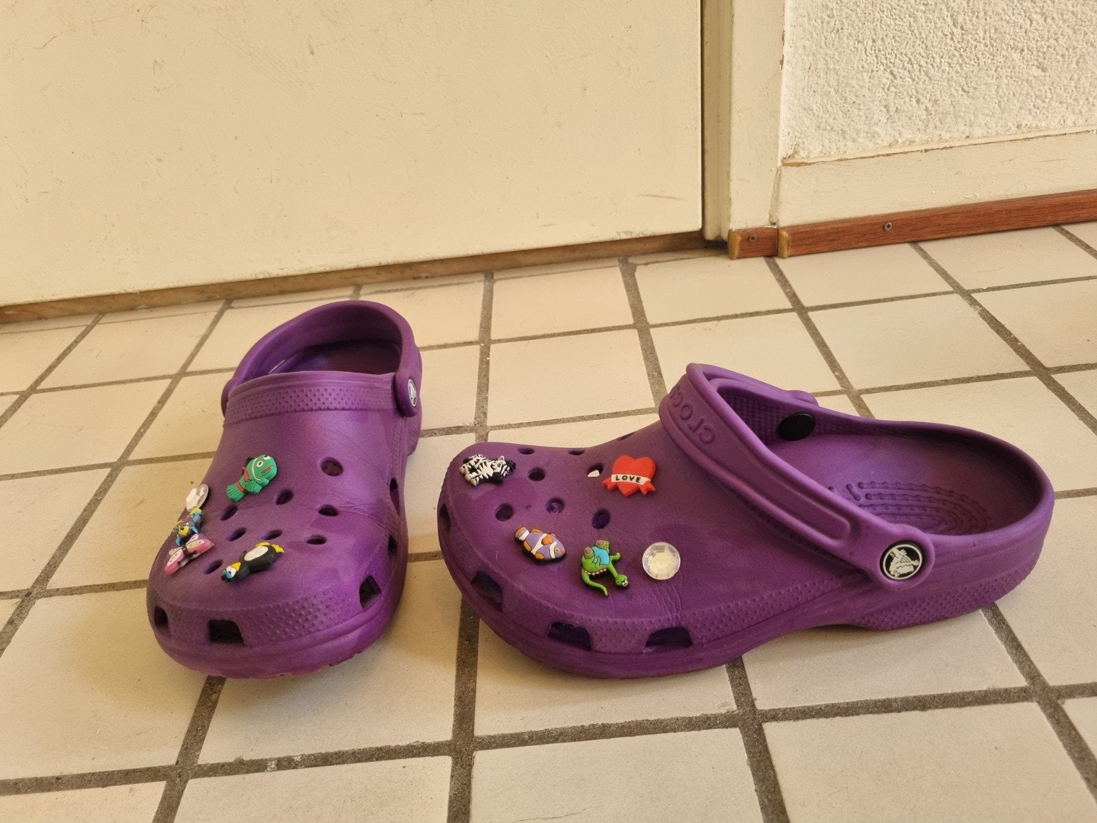 Paarse Crocs maat 37 met leuke Jibbitz, Slippers, Overige kleuren, Ophalen of Verzenden, Crocs