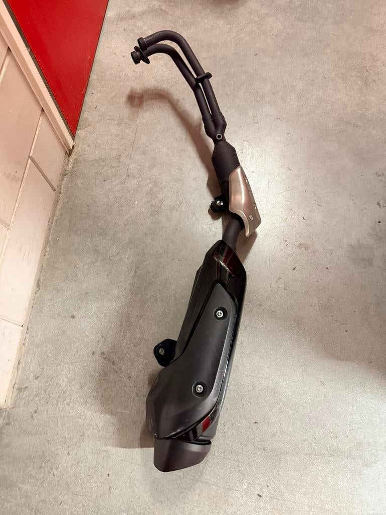 Originele uitlaat en zijstangen van T-Max, Ophalen