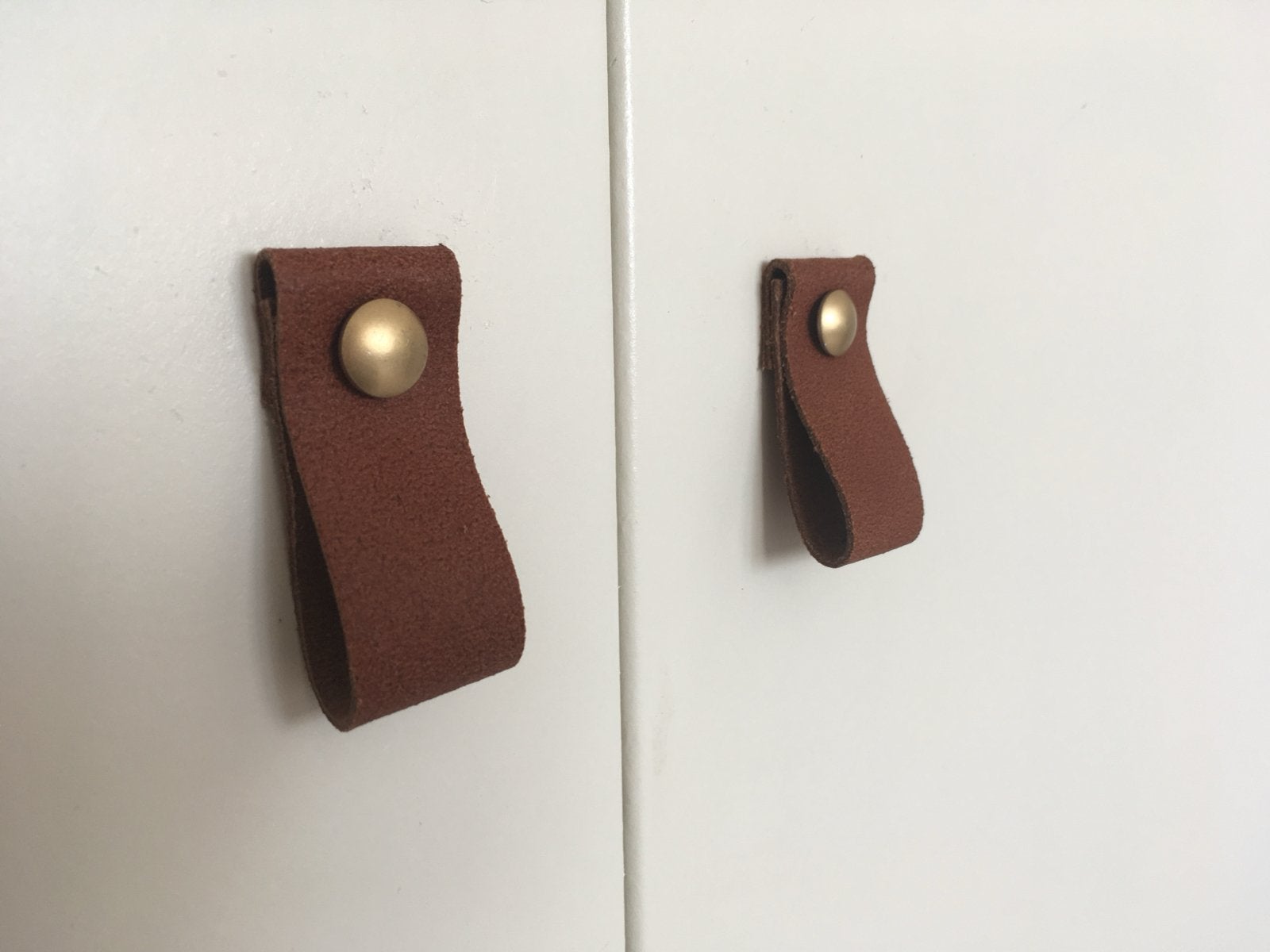 Leren deurknop/meubelgreep in diverse kleuren en slotbouten, Overige typen, Nieuw, Ophalen of Verzenden, Natuurlijk materiaal